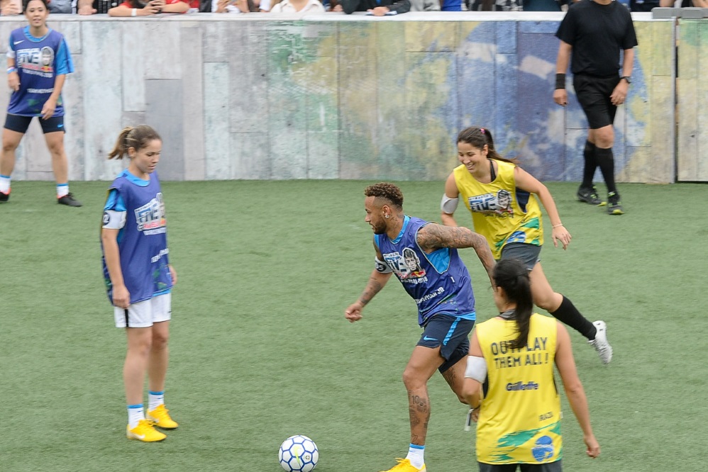 Neymar confere a final mundial de futebol de seu instituto