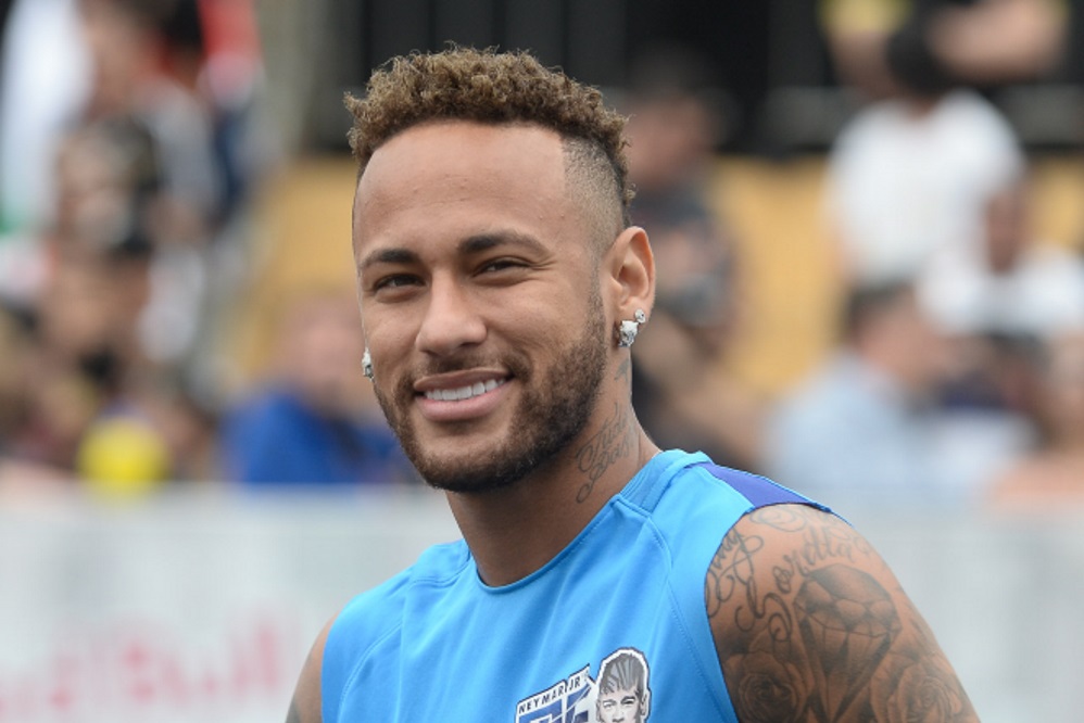 Neymar confere a final mundial de futebol de seu instituto