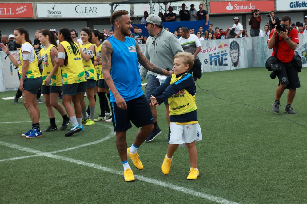 Neymar entra em campo com Davi Lucca em evento