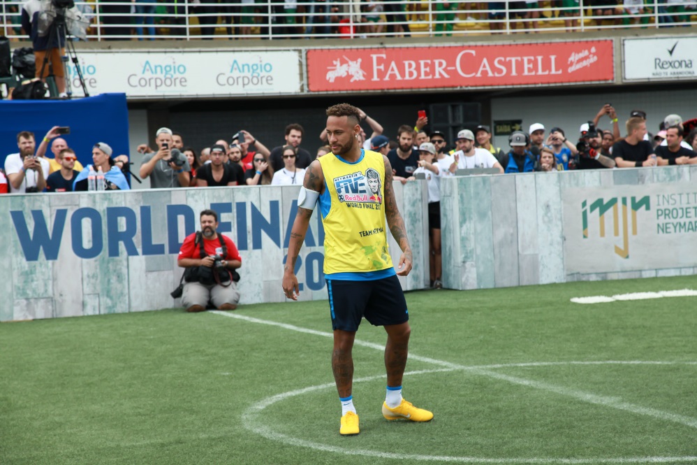 Neymar entra em campo com Davi Lucca em evento