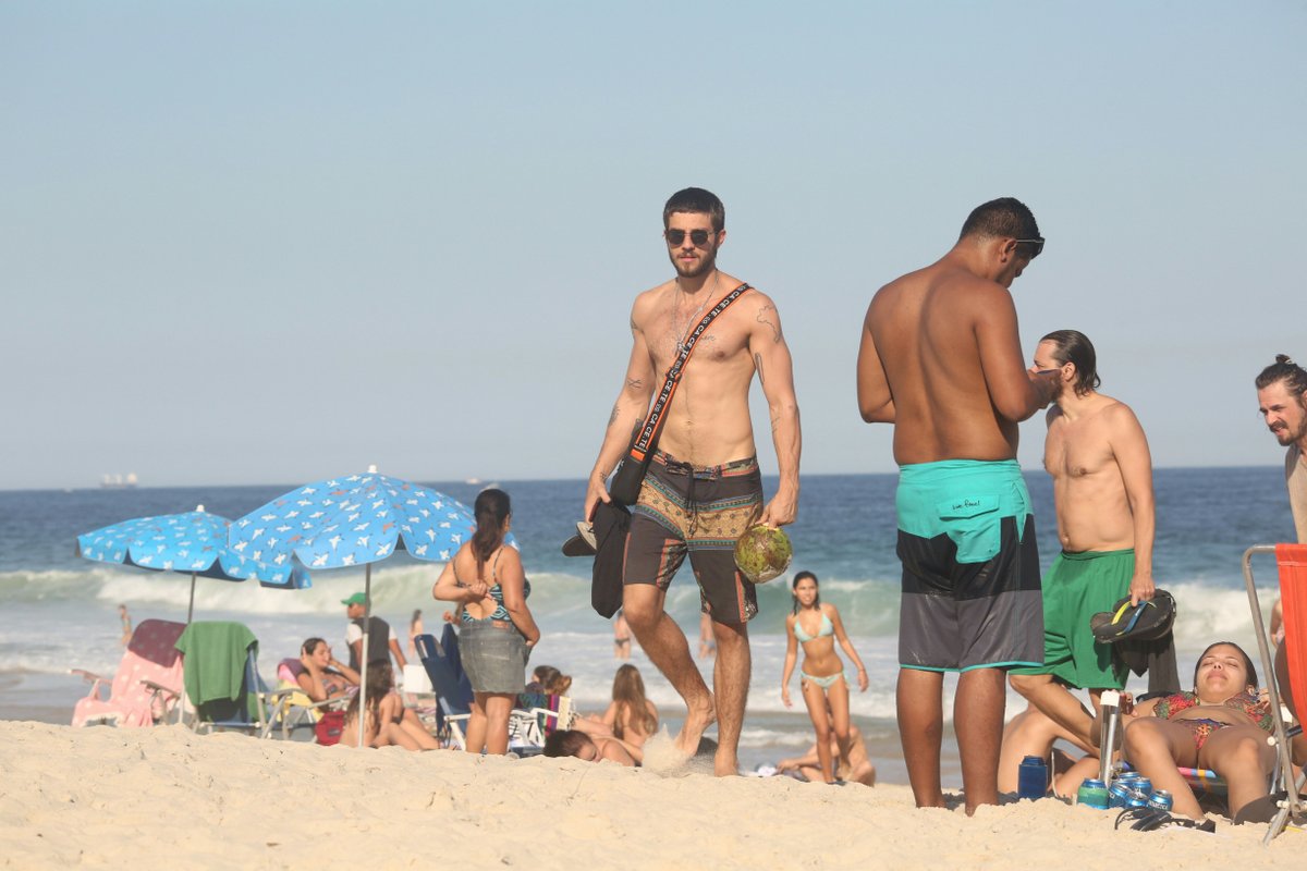 Solteiro, Chay Suede aproveita folga com amigos na praia