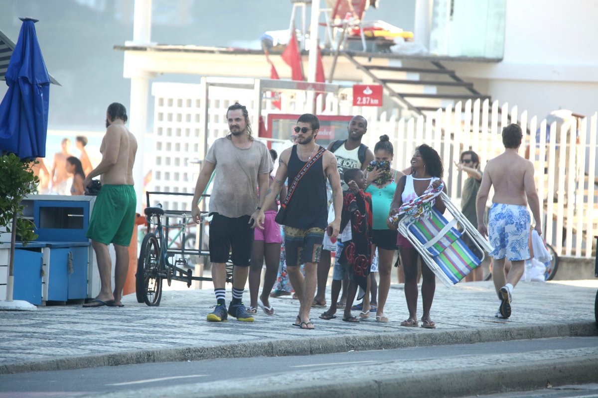 Solteiro, Chay Suede aproveita folga com amigos na praia