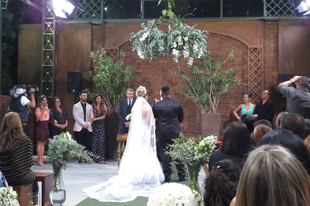 Tati Minerato e Marcelo Rocha se casam em cerimônia surpresa