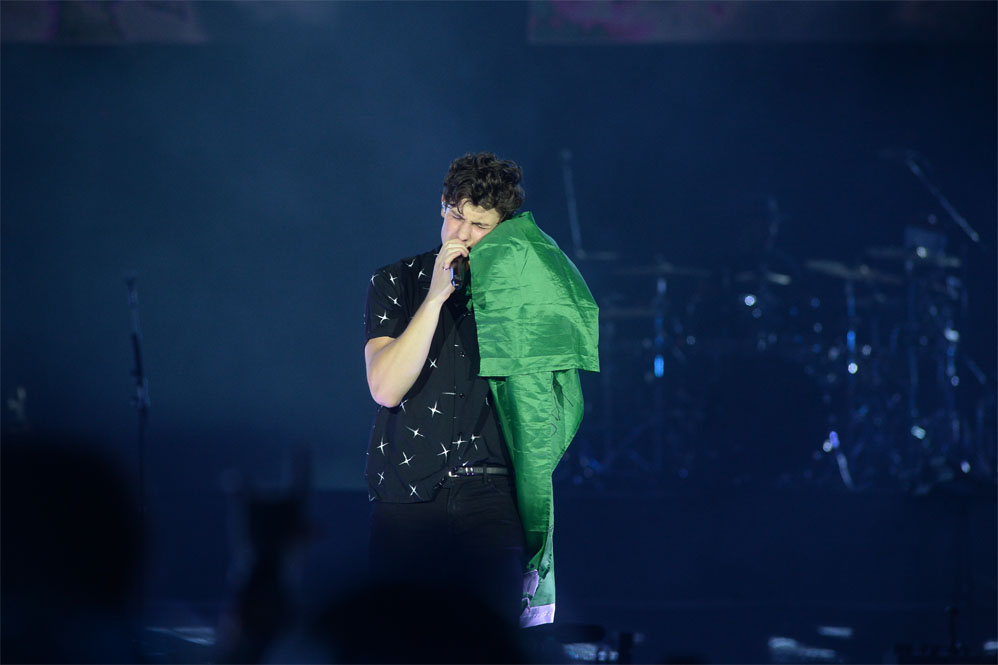 Shawn Mendes canta com a bandeira do Brasil