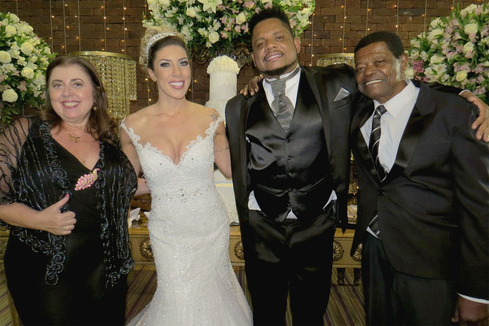 Tati Minerato e Marcelo Rocha se casam em cerimônia surpresa