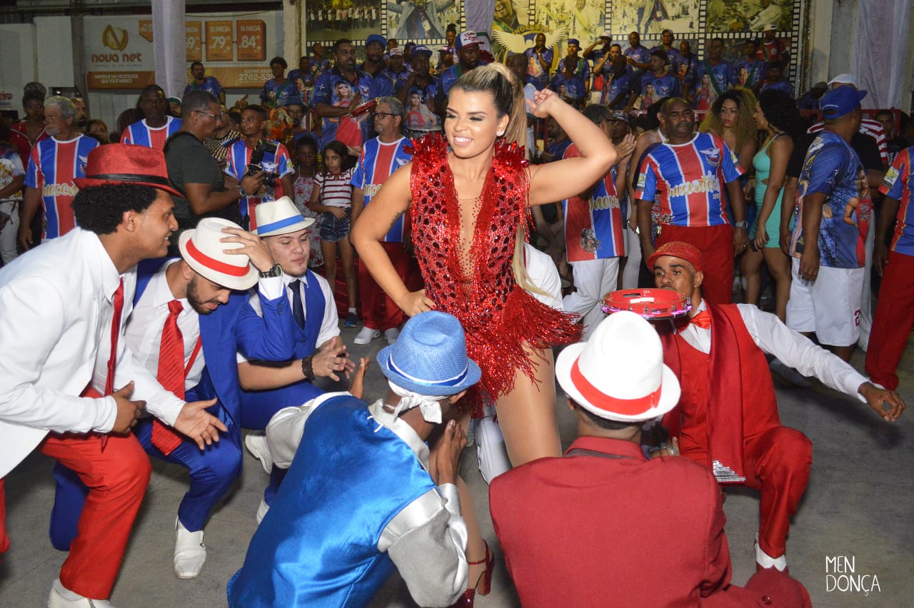 Thainá Mendonça como nova rainha de bateria da Inocentes de Belford Roxo