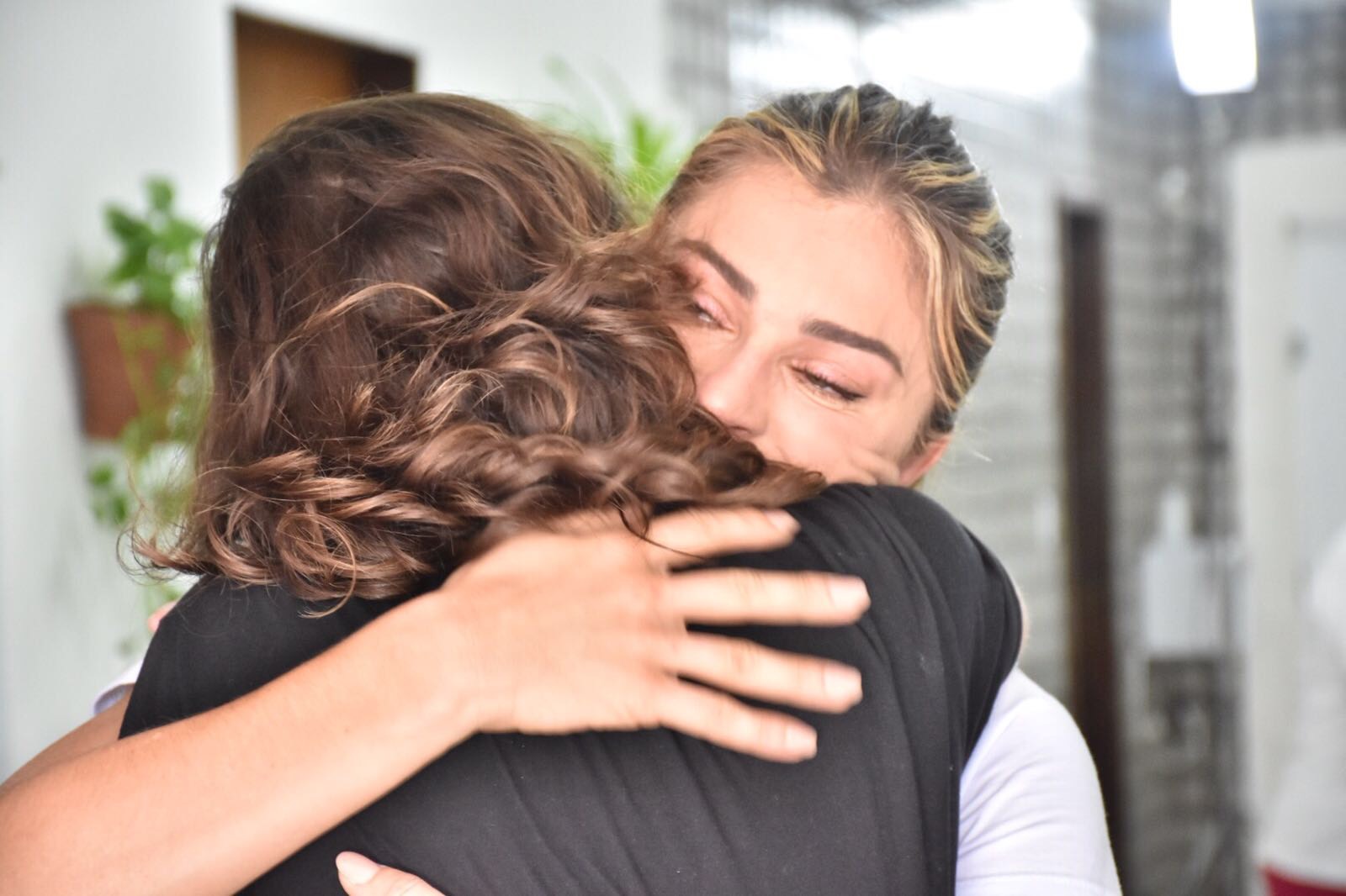 Grazi Massafera vai às lágrimas durante ação social no Recife