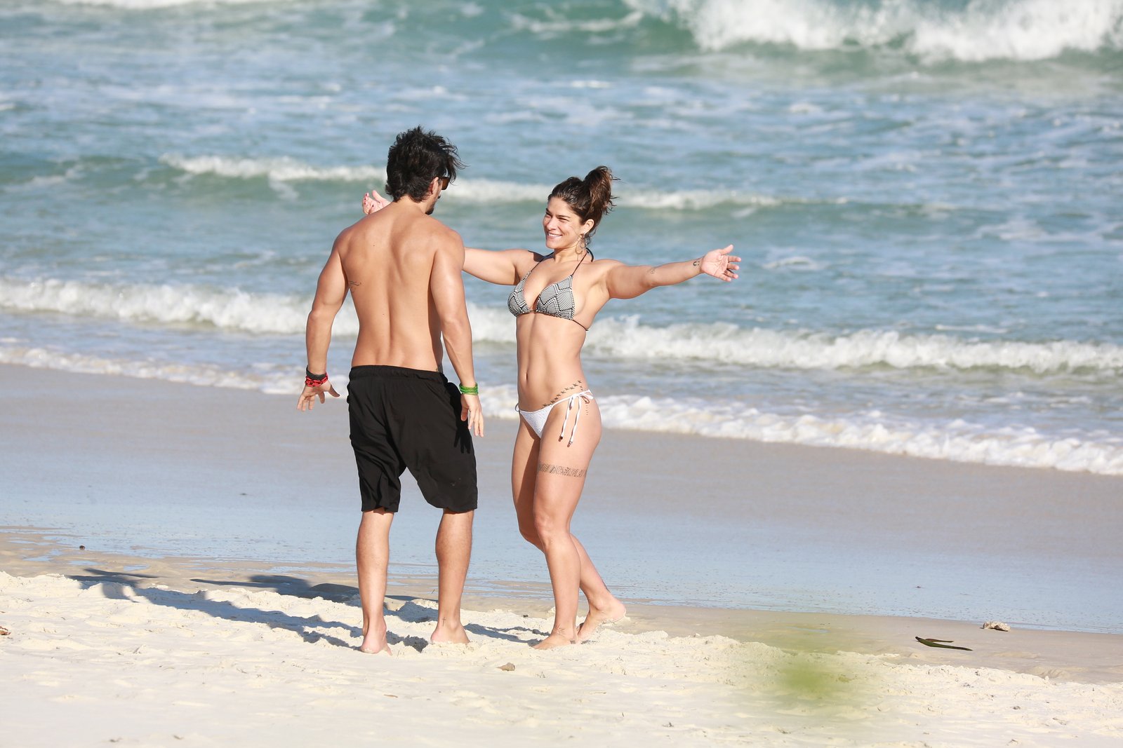 Priscila Fantin curte praia aos beijos com o namorado