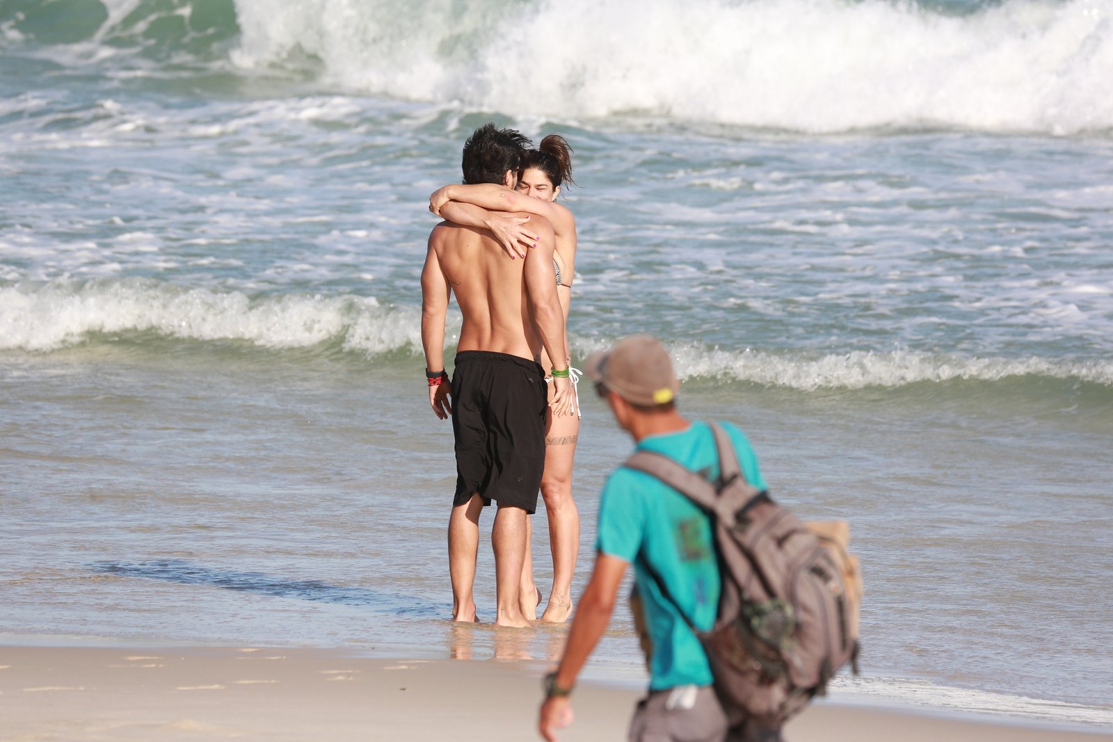 Priscila Fantin curte praia aos beijos com o namorado