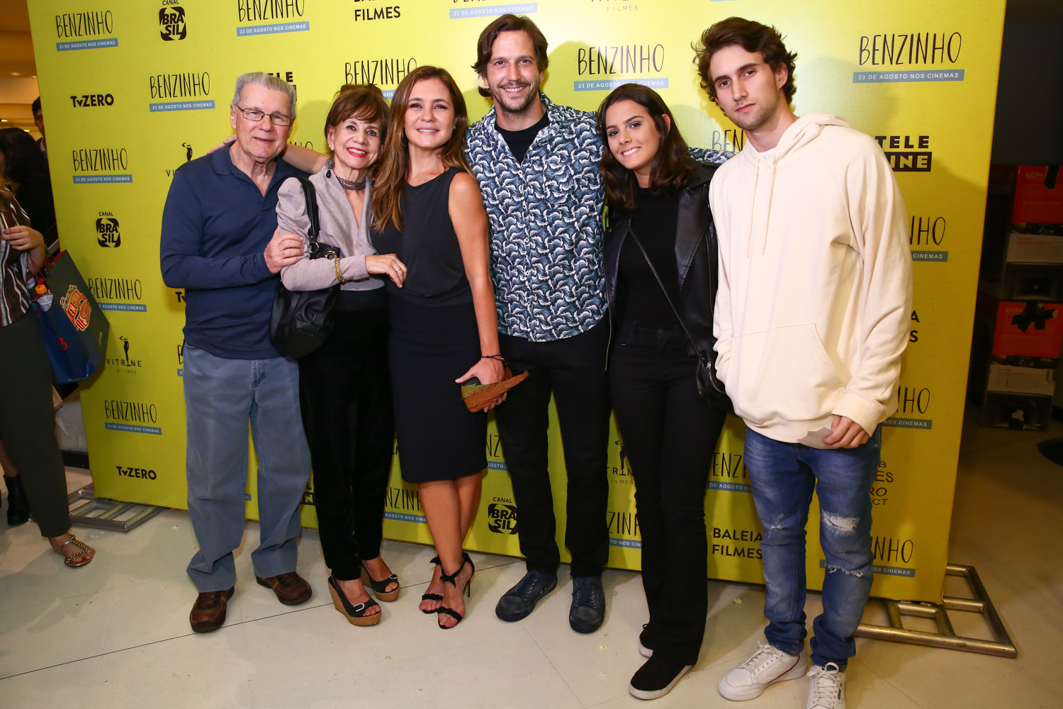 Adriana Esteves, seus pais Paulo e Regina Agostinho, seu filho Felipe Ricca, sua nora Flavia Mekler e Vladimir Brichta