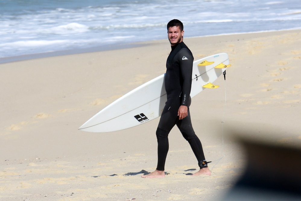 Arthur Aguiar surfa na praia da Macumba
