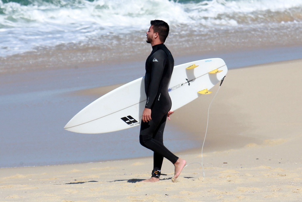 Arthur Aguiar surfa na praia da Macumba