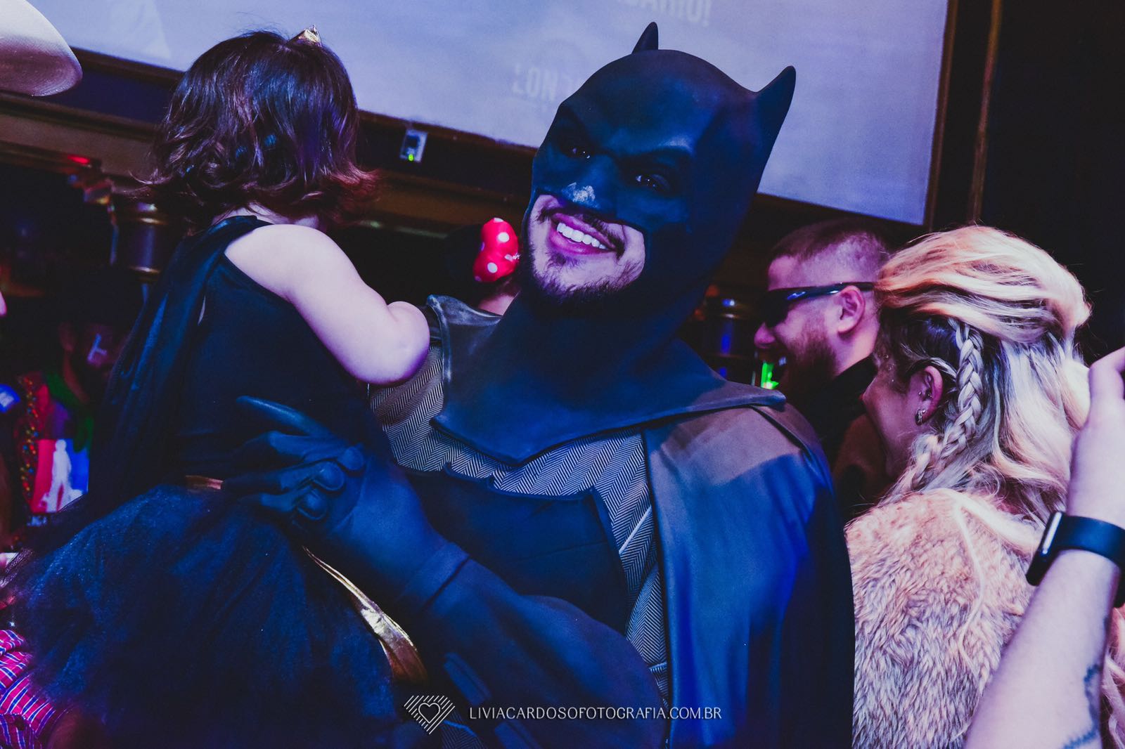 Vestidos de Família Batman, os três roubaram a cena no evento