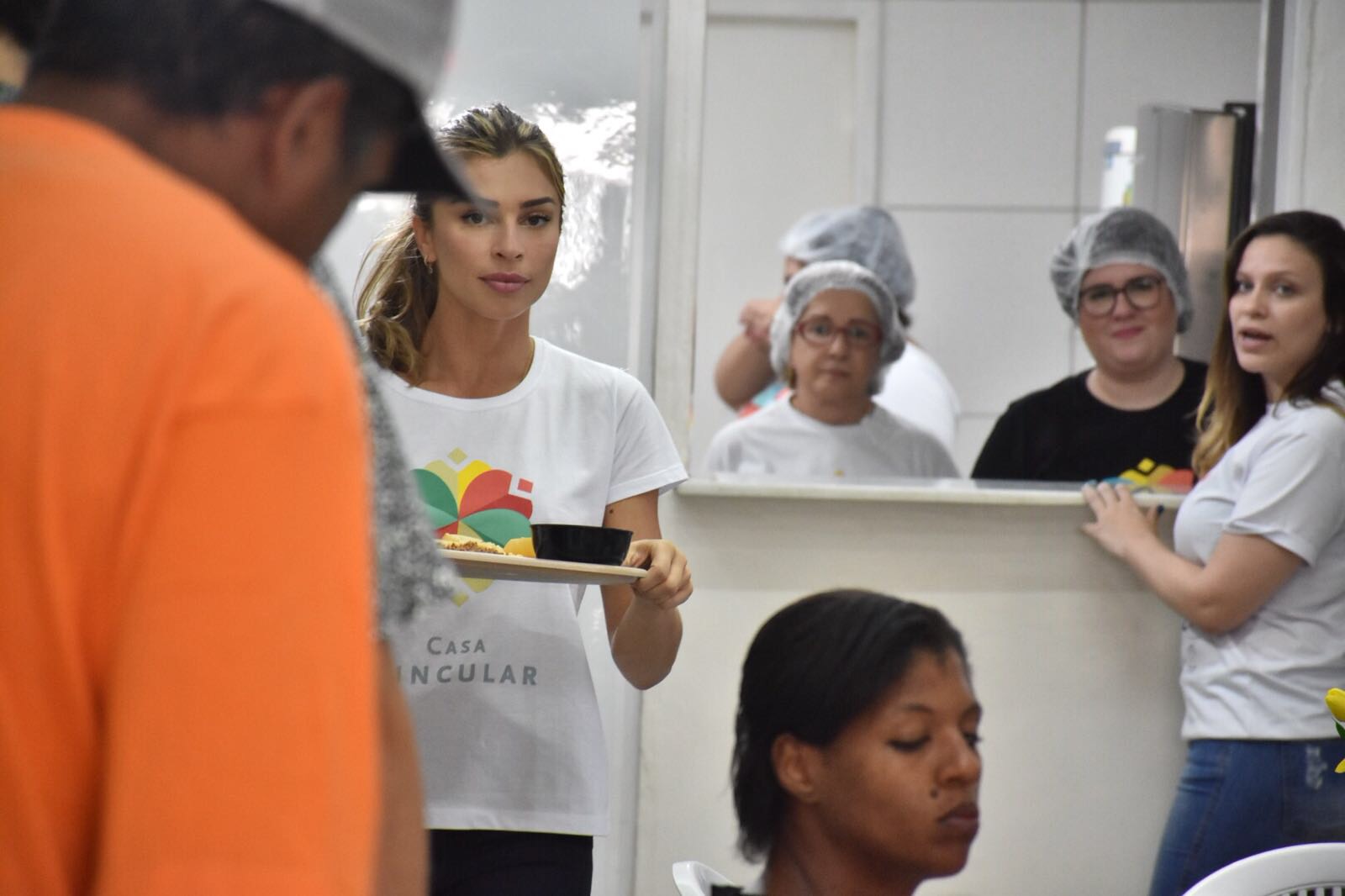 Grazi Massafera durante ação social no Recife