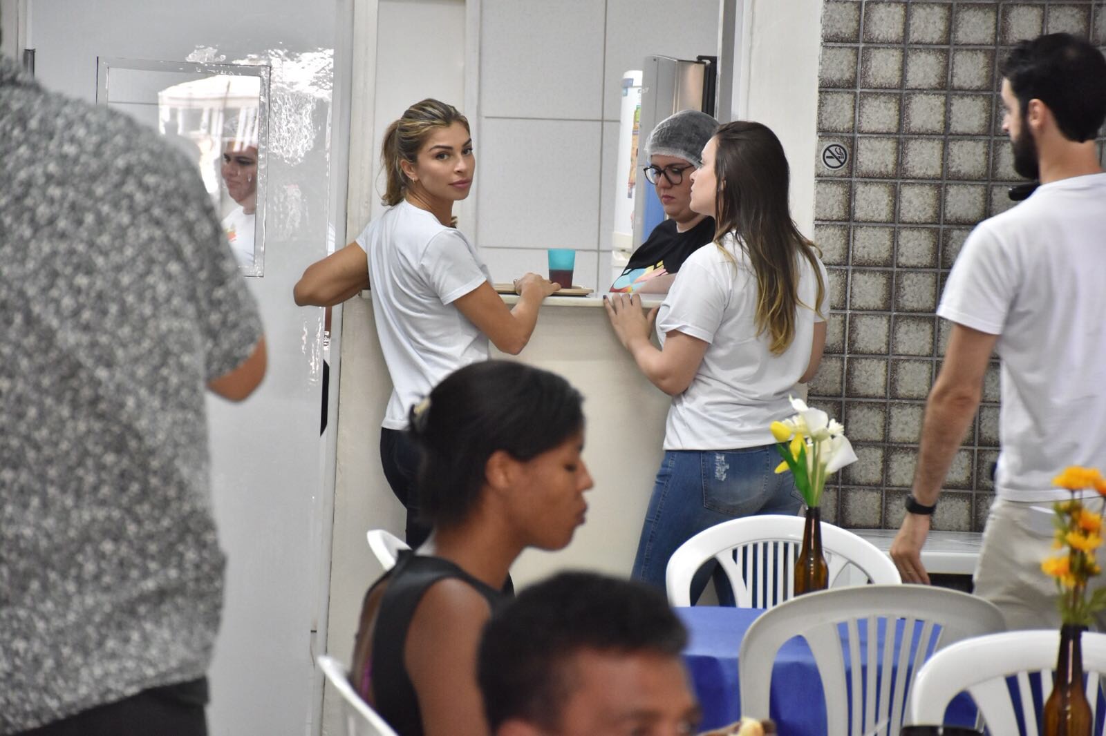 Grazi Massafera durante ação social no Recife