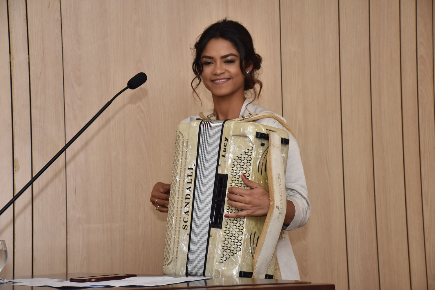 Lucy Alves é só alegria ao receber título de cidadã de Pernambuco