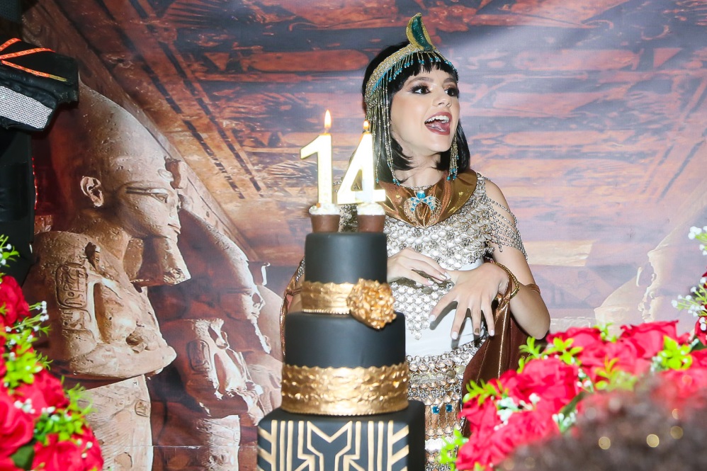 Bela Fernandes comemora 14 anos com tema do Egito