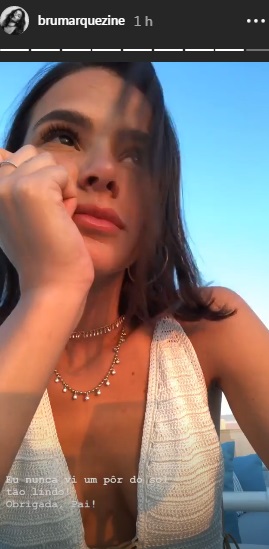 Bruna Marquezine aposta em look decotado para curtir pôr-do-sol