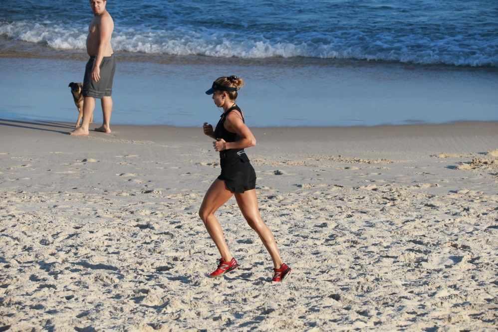 Grazi Massafera exibe coxões na praia de São Conrado
