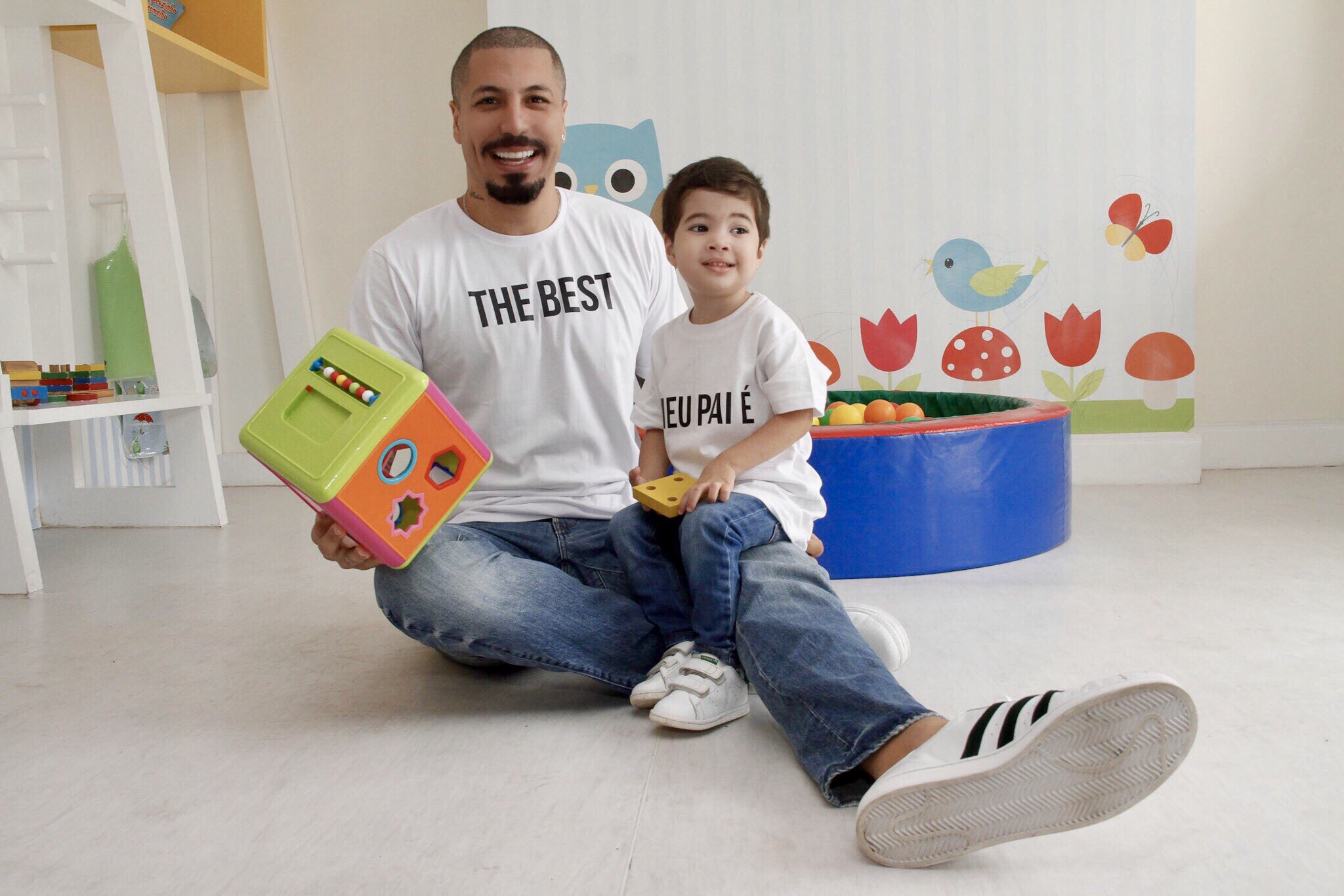 Fernando Medeiros e o filho brilham em fotos de campanha