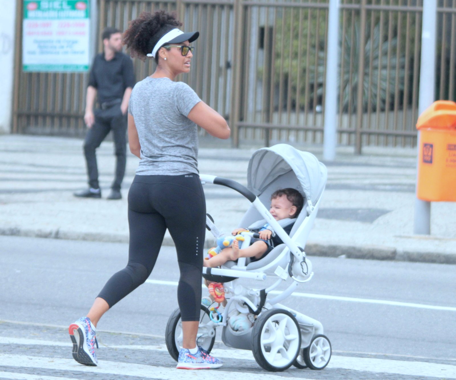 Sheron Menezzes conta com a companhia do filho durante caminhada pelo Rio