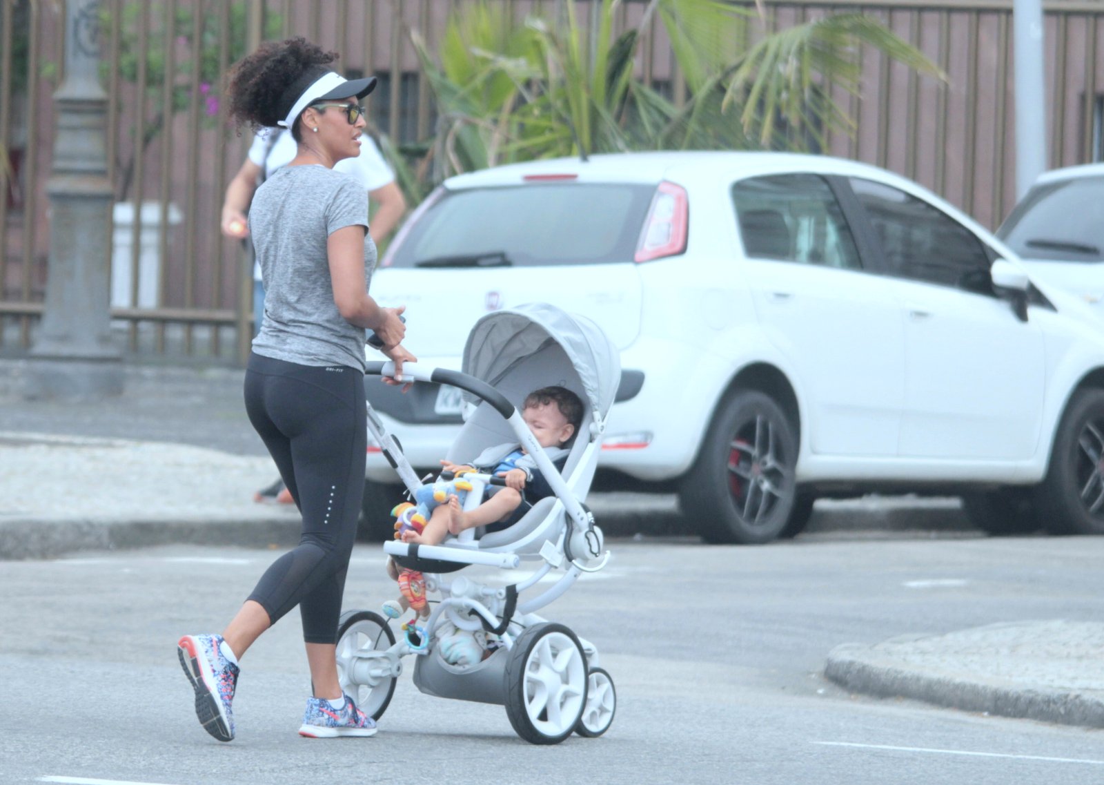 Sheron Menezzes conta com a companhia do filho durante caminhada pelo Rio