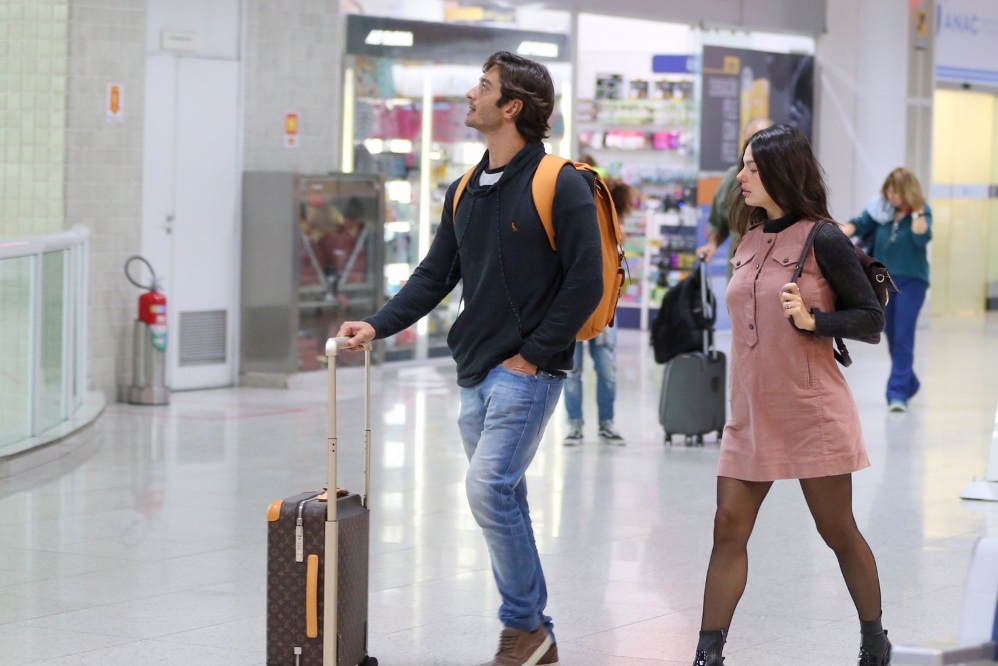 Sem make, Isis Valverde embarca em aeroporto com marido
