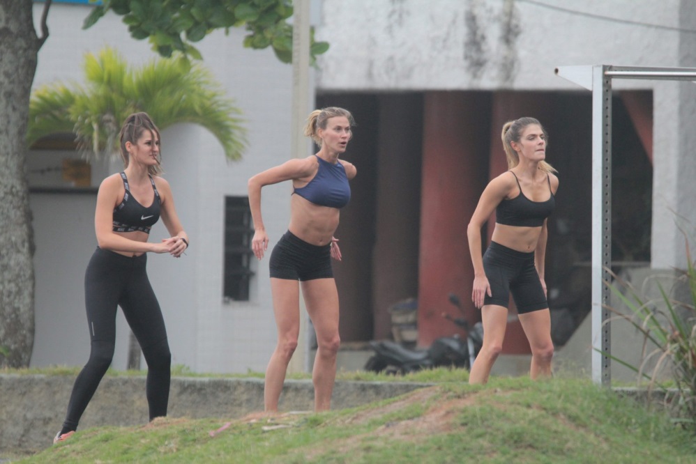Solteira, Mariana Goldfarb se exercita ao lado de amigas