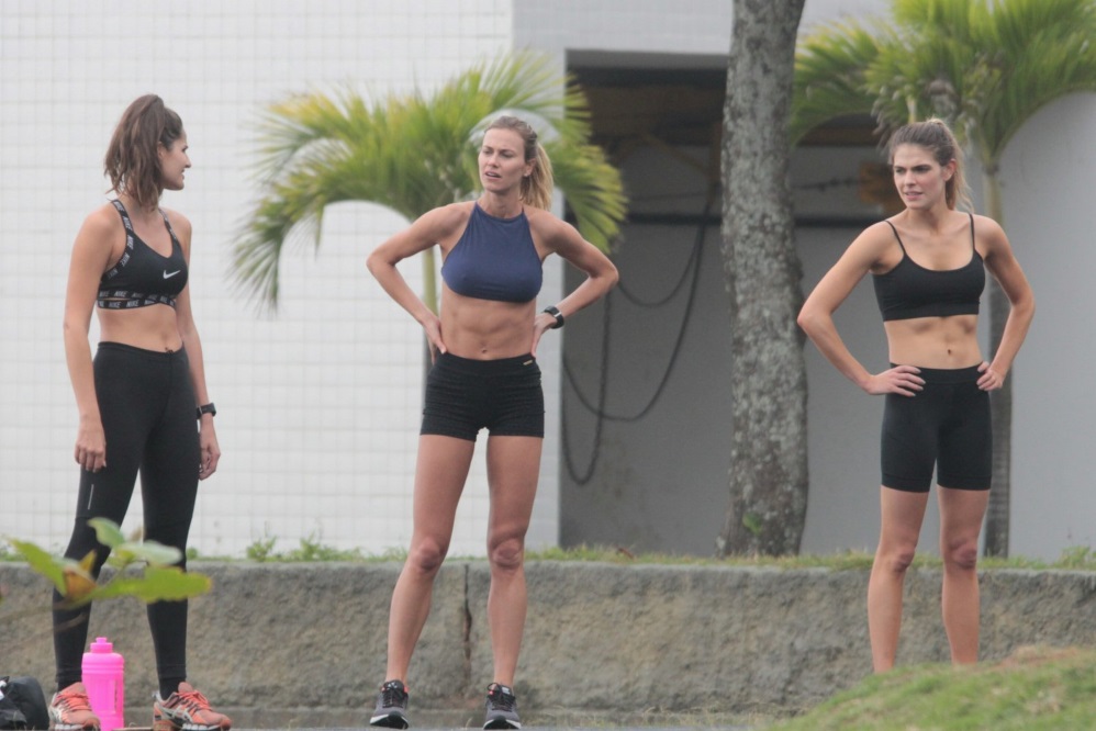 Solteira, Mariana Goldfarb se exercita ao lado de amigas