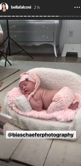 Filha caçula de Bella Falconi é só fofura em ensaio newborn. Vem ver!