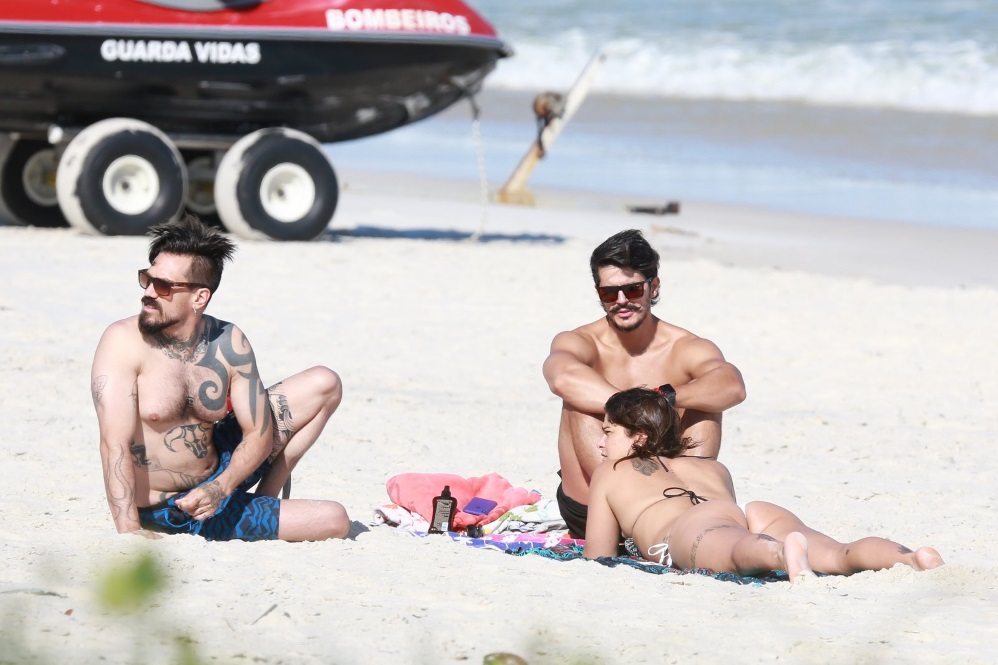 Priscila Fantin namora na praia da Barra da Tijuca