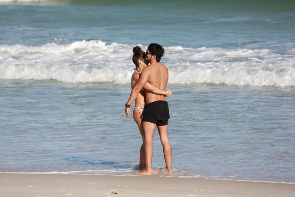 Priscila Fantin namora na praia da Barra da Tijuca