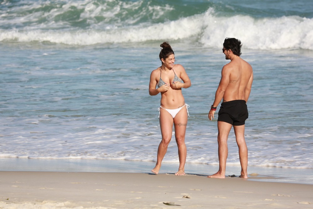 Priscila Fantin namora na praia da Barra da Tijuca
