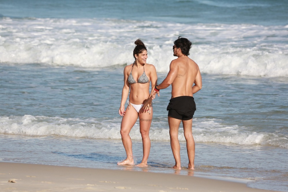 Priscila Fantin namora na praia da Barra da Tijuca