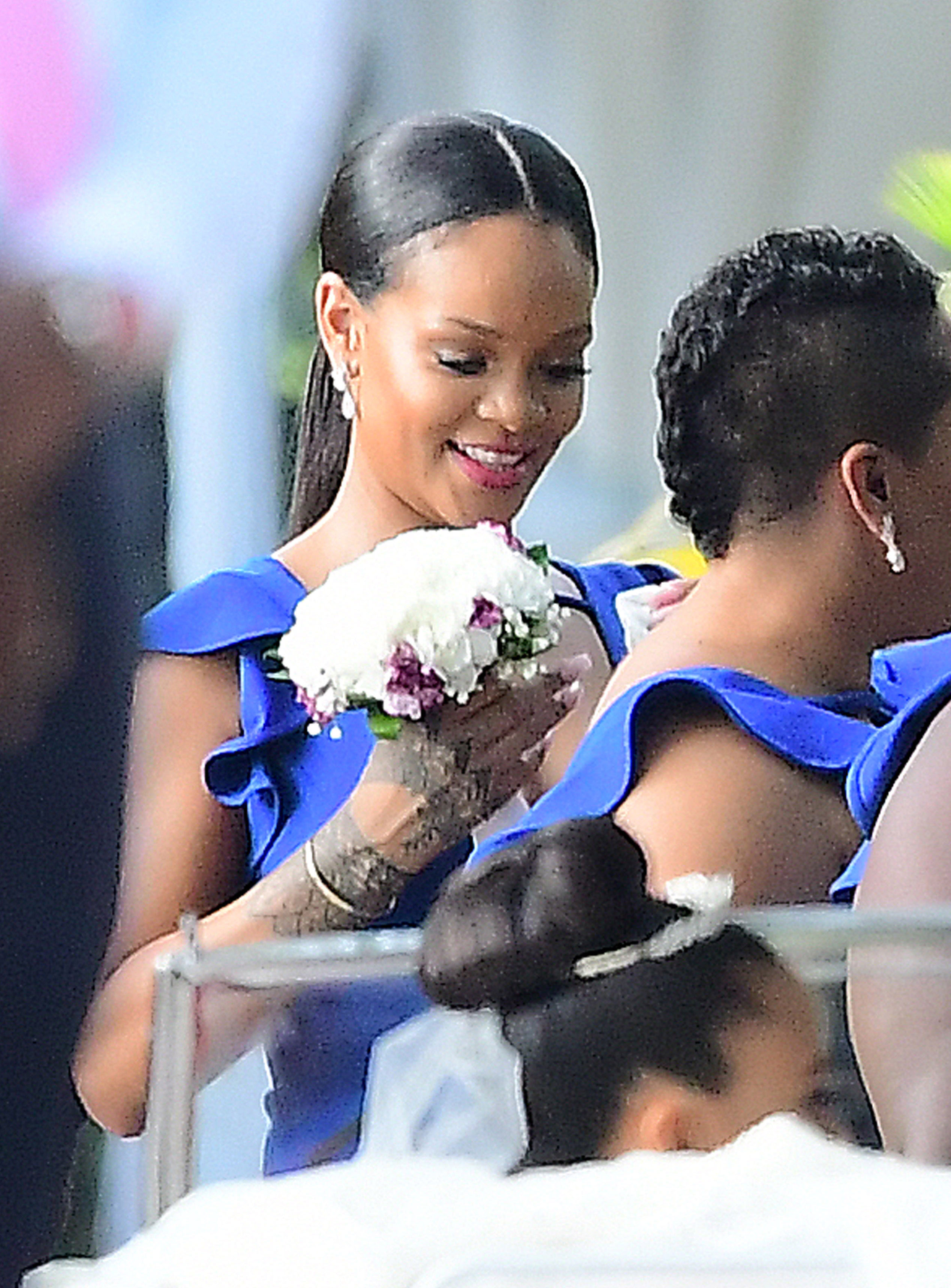 Rihanna durante a cerimônia de casamento de sua melhor amiga