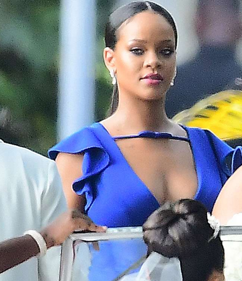 Rihanna durante a cerimônia de casamento de sua melhor amiga