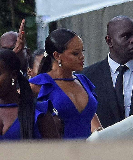 Rihanna durante a cerimônia de casamento de sua melhor amiga