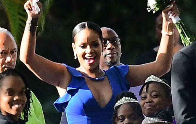 Rihanna durante a cerimônia de casamento de sua melhor amiga