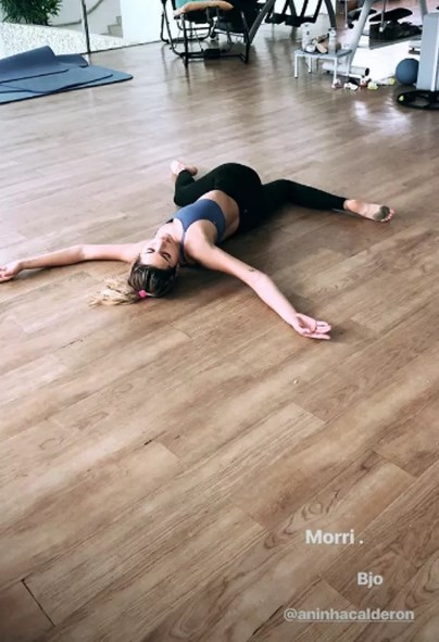 Sasha termina aula de dança no chão e não esconde cansaço 