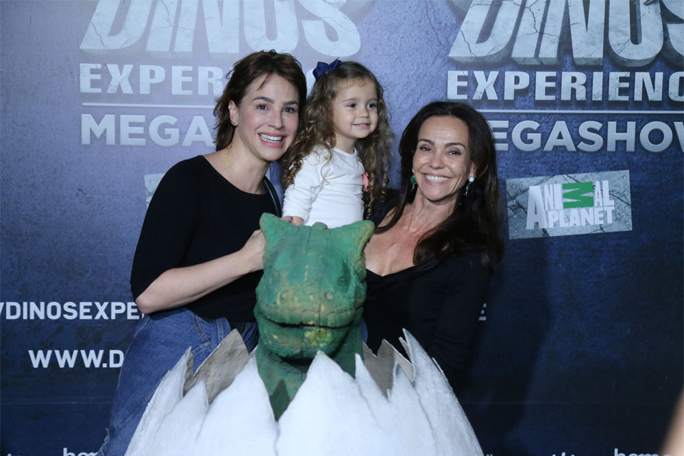 Artistas levam filhos à exposição de Dinossauros