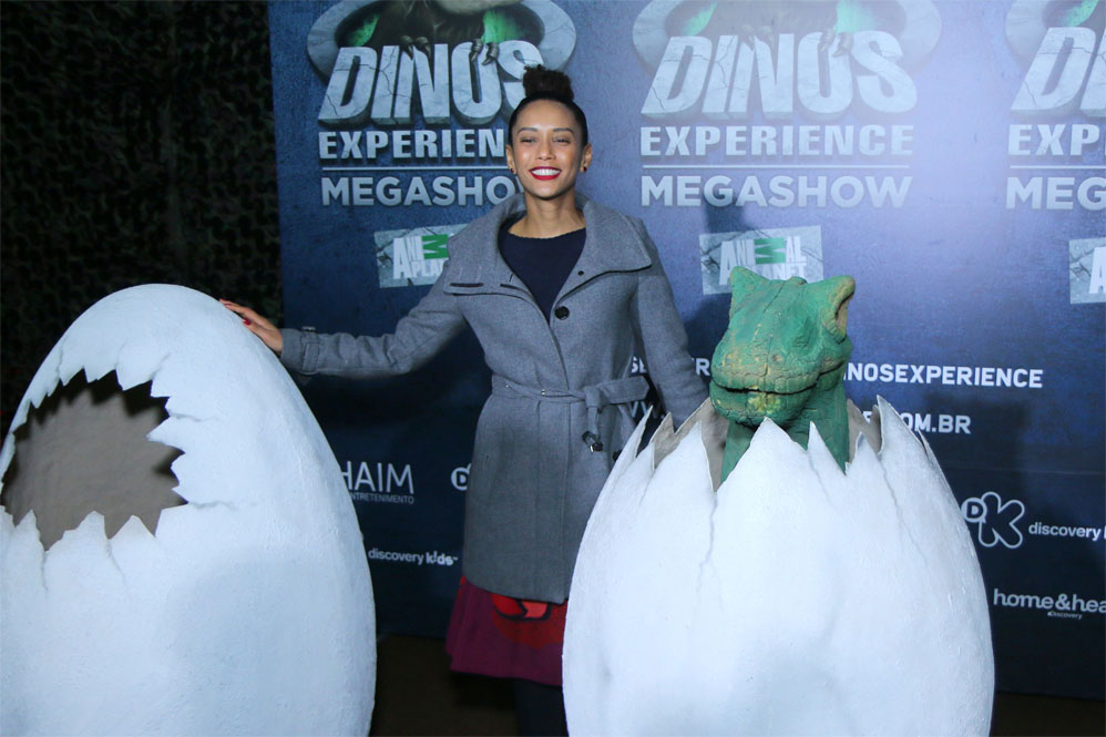 Artistas levam filhos à exposição de Dinossauros