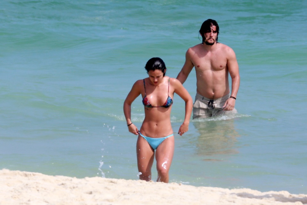 Yanna Lavigne e Bruno Gissoni curtem dia na praia