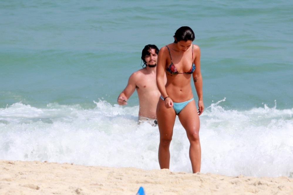 Yanna Lavigne e Bruno Gissoni curtem dia na praia
