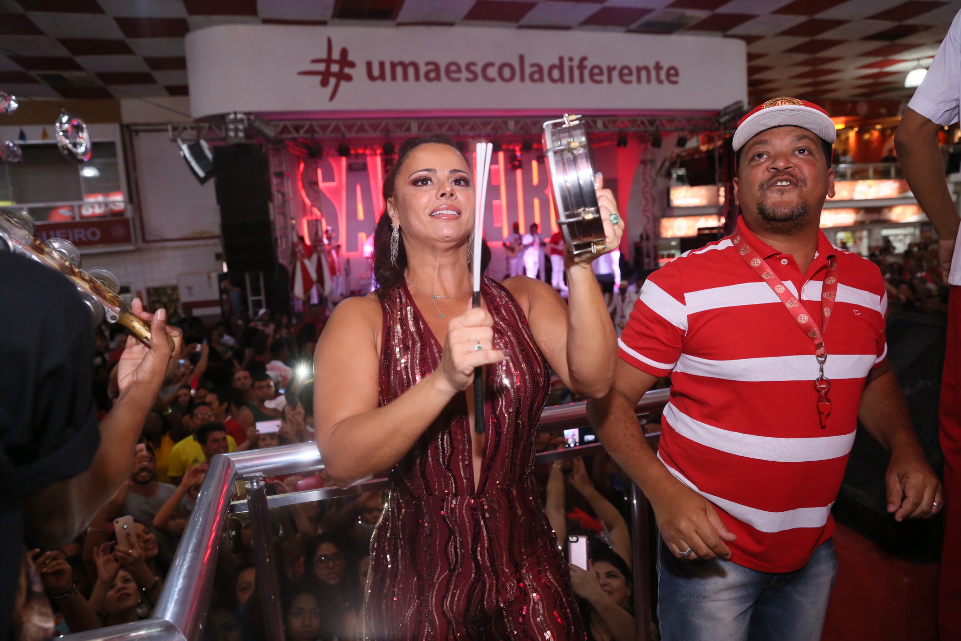 Viviane Araújo junto com a bateria do Salgueiro