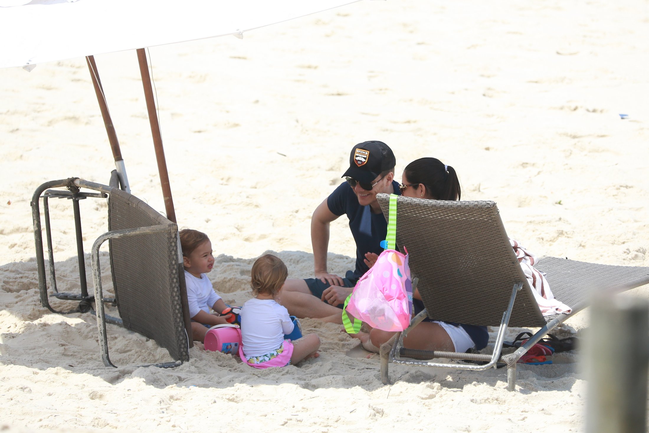 Michel Teló e Thaís Fersoza curtem praia com os filhos