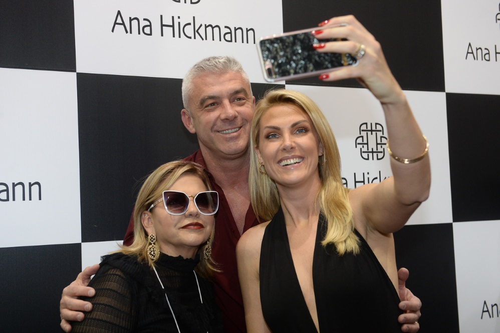 Ana Hickmann é pura simpatia com fãs em evento