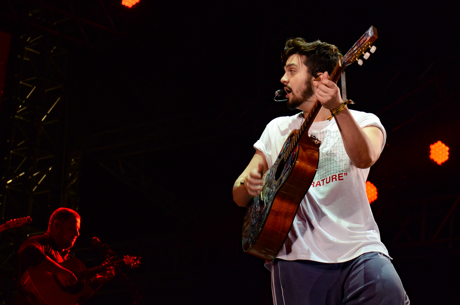 Luan Santana esbanja estilo em noite de festival em São Paulo