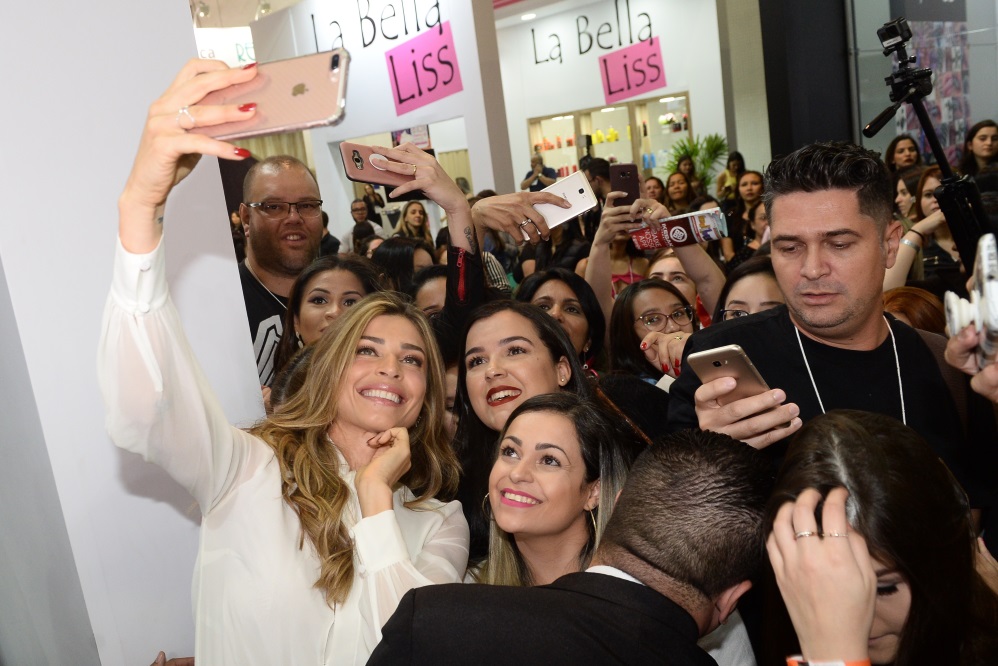 Grazi Massafera visita estande na Beauty Fair. Veja fotos!