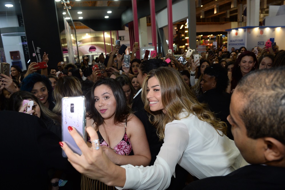 Grazi Massafera visita estande na Beauty Fair. Veja fotos!