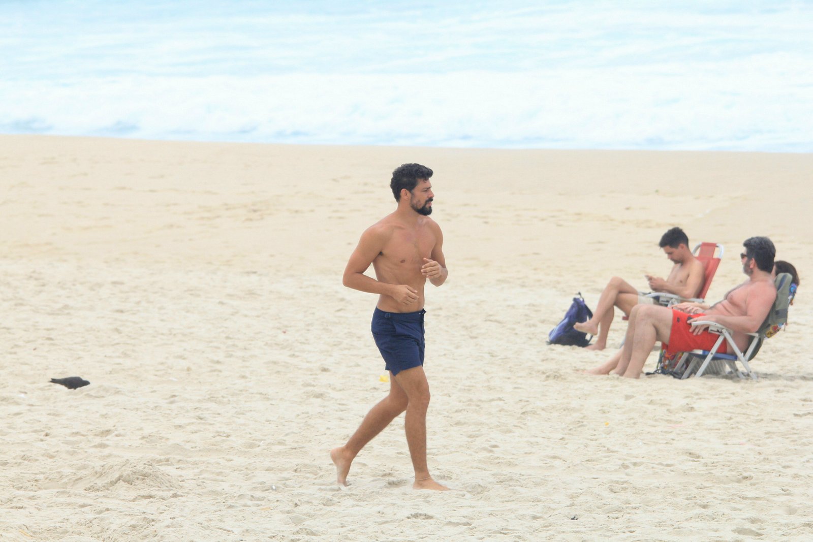 Cauã Reymond aproveita dia de sol para surfar e correr no Rio